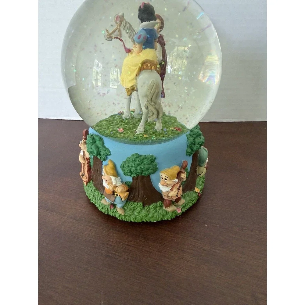 Disney Enesco Snow White & The Prince Musical Snow Globe 